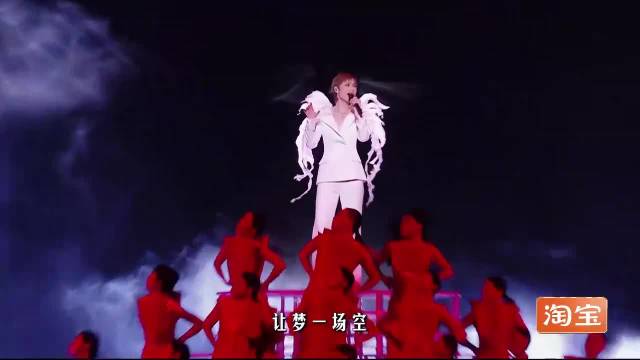 李宇春登台演唱《冬泳》，气场全开女王范十足，炫酷舞台嗨翻全场