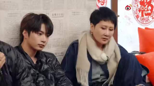 20岁刘耀文称63岁张凯丽为姐获当场认证