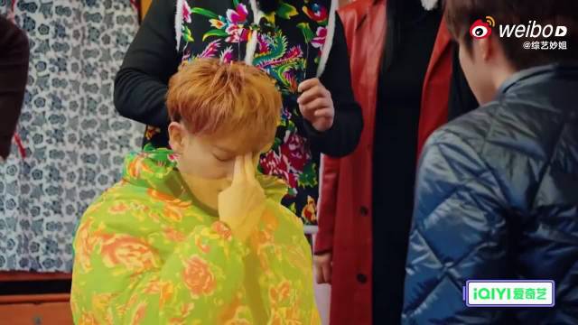 黄子韬刘耀文拜年互磕头竞技感十足