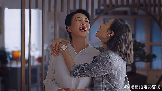 大妈怀疑女儿恋爱，看她开始臭美，这下确认无疑了