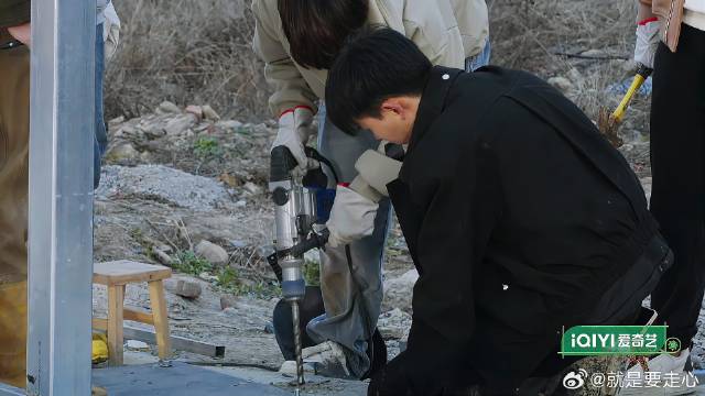 张远真是破坏王 刚买的新锤子，他就碰一了一下就坏了！