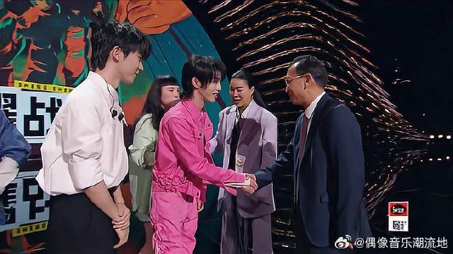 华晨宇那英获荣誉金奖！神秘大佬为其颁奖，花花惊呆了！