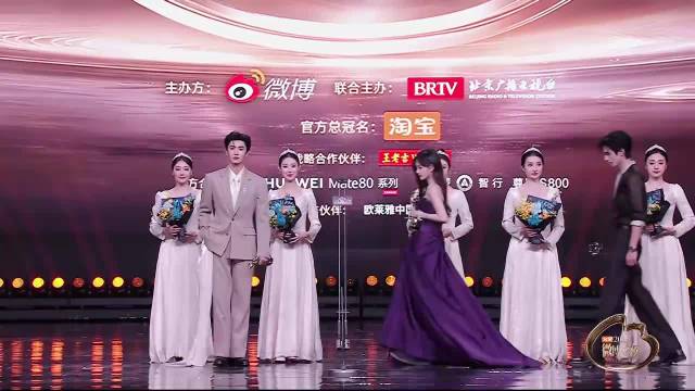 果然紫色最有韵味，李一桐一袭紫色抹胸礼服裙，比宋祖儿更抢眼