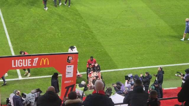 雷恩全场球迷热烈欢迎自家青训出身的登贝莱