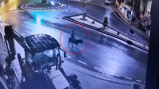 土耳其窃贼骑毛驴盗珠宝，全程监控曝光迅速落网