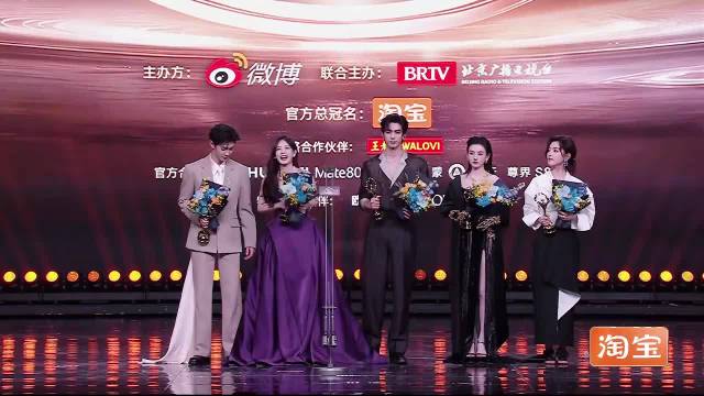 章若楠不愧是初恋女神！白色衬衫衬托得成熟美丽