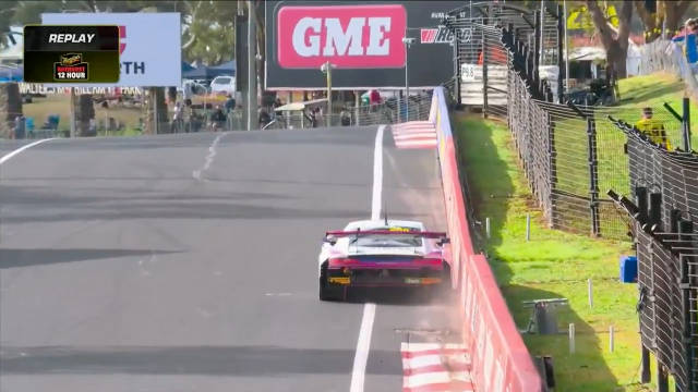 又要看巴GT3赛车极限逼近巴山到护墙了