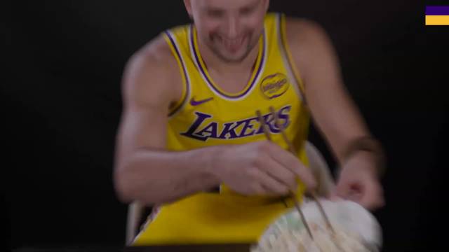 筷子大挑战！看谁在15秒里用筷子夹起的爆米花最多？ 老实人vs天赋型选手