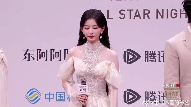 本以为张艺凡气质够绝，下秒镜头给到孔雪儿，内娱公主