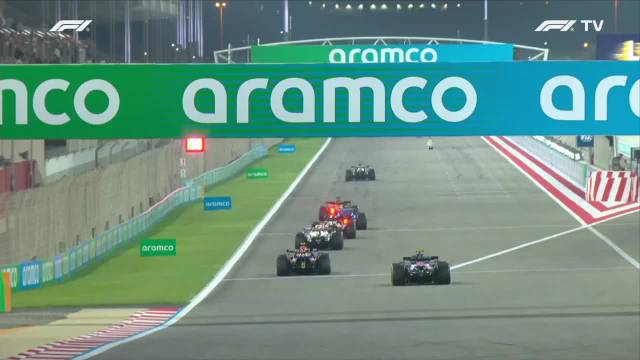 科拉平托准备到发车格练起步，暖胎时差点把车撞了，随后赛车又出问题了