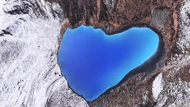 林芝湖泊向你发射蓝色爱心