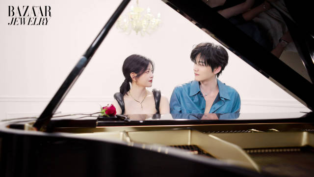 陈妍希周柯宇四手联弹亮相时尚芭莎珠宝情人节