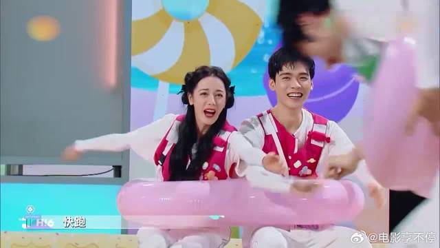 杨迪刚坐下休息，就被王奕婷用水球砸，万万没想到啊