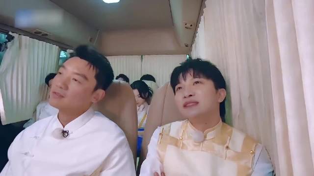 白鹿曾舜晞坐一起，想黏一起却又害怕镜头，两人眼神简直绝了