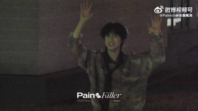 童禹坤跑向粉丝说：“新年快乐！”这一幕看得我心软软！好美好啊！