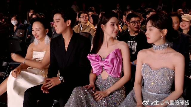 同样校花，章若楠王玉雯两大美女同框，画面别太养眼