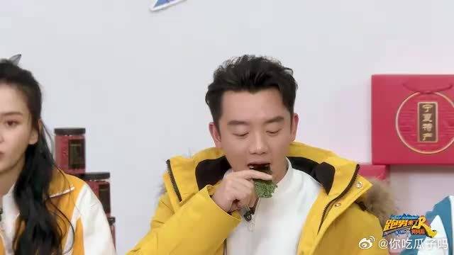 汪苏泷吃红龙果，一点形象都没有，郑恺更是抠门抠到家