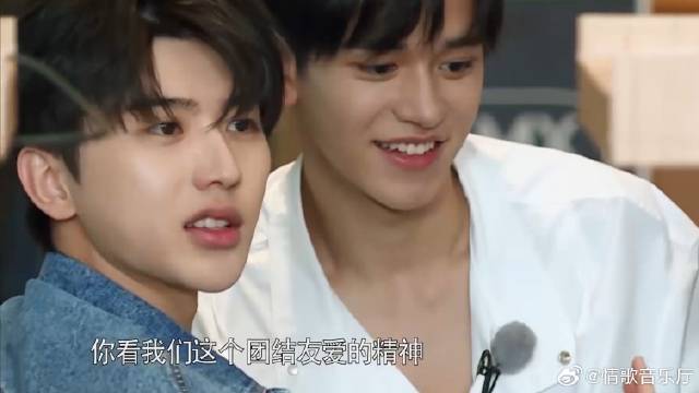 蔡徐坤人缘真的好 答不出题都过来帮忙，一点都不着急！