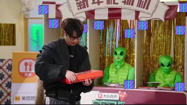 刘耀文拆于洋礼物秒变翘嘴，爆闪团老铁情引笑声