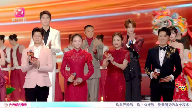 『9448』 20260214 深圳卫视春晚掉落 做好高大白色背景 cr深圳卫视