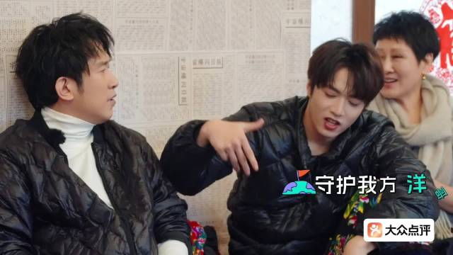 刘耀文好会夸啊，夸的凯丽姐起鸡皮疙瘩 夸爽了 靠着耀文的肩喊“小耀文～”