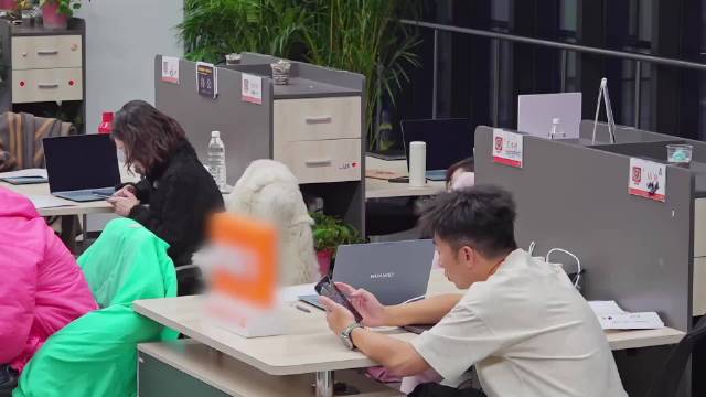 周冬雨回应不发朋友圈，称源于独立坚强性格