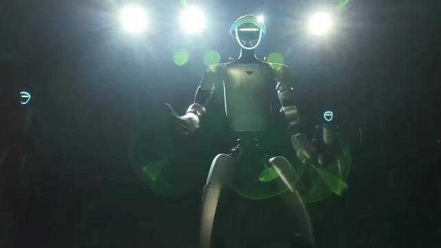 王心凌刘雨昕携手机械舞者跨次元互动