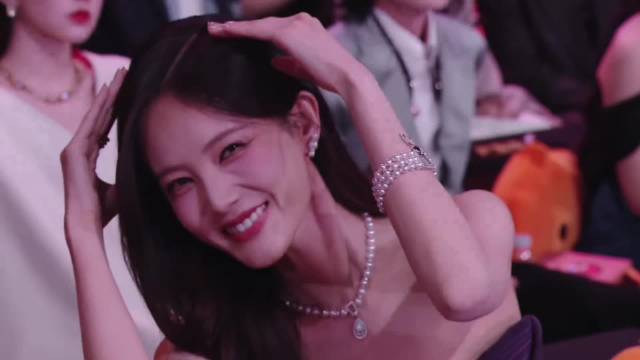 微博之夜女星互动吸睛，李一桐章若楠可爱比心