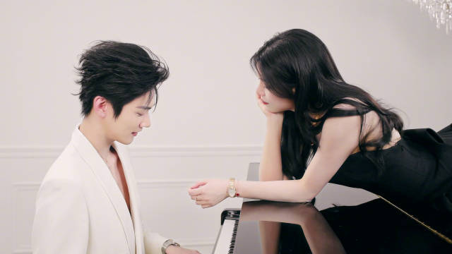 陈妍希周柯宇登时尚芭莎珠宝情人节封面，诠释同频闪耀的爱