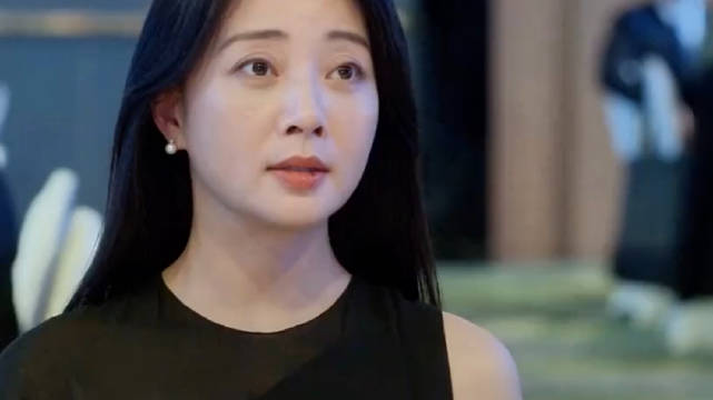 殷桃郭京飞新剧《小夫妻》颁奖礼现场，丈夫迟到与司机同桌