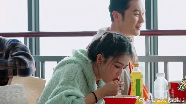 白鹿吃饭这么不在乎形象，这深渊巨口绝了，没眼看！