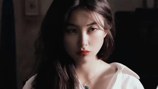 朱珠的魅力在于独特美感、内在智慧与真实人生的完美融合