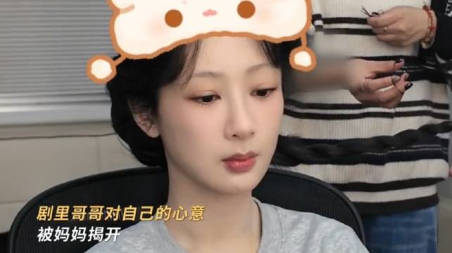 杨紫化妆间隙追更生命树动情落泪