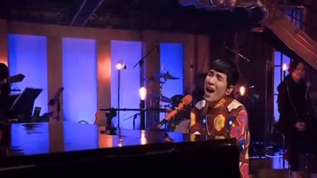 2026东方卫视春晚舞美璀璨，五千灯点穹顶与黄浦江流光融合海派风情