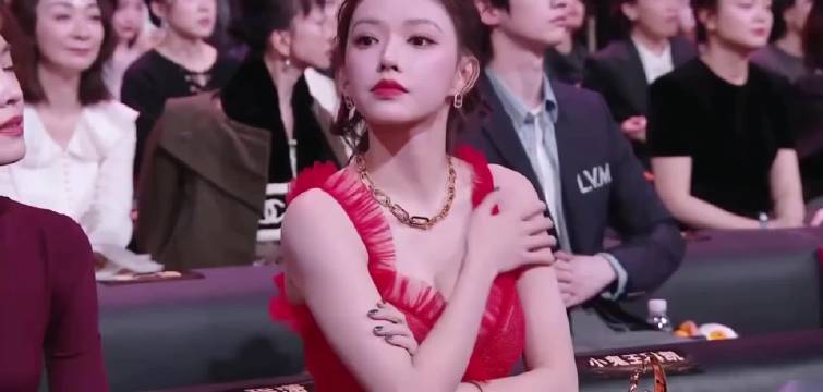 难怪程潇一直把手挡胸前，当她下秒把手拿开露出妙曼身材，瞬间懂