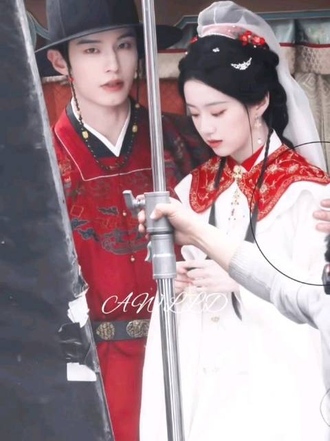 何与程潇戏外亲密搂抱,互动甜蜜引关注