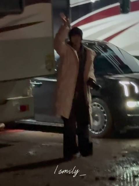 哎特意从房车绕过来打招呼哇，特别好的小赫赫 cr.水印