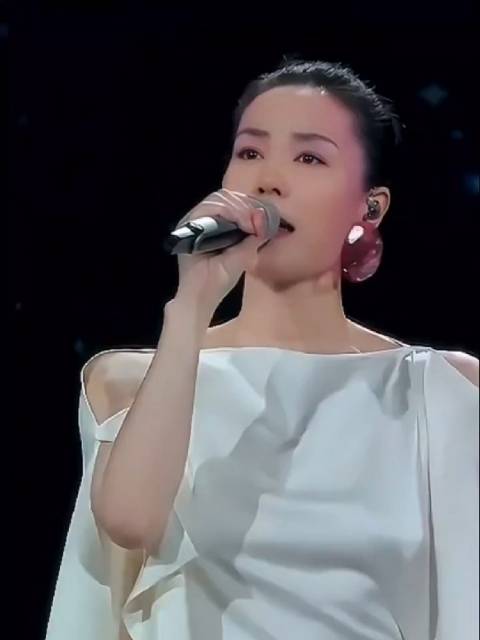 王菲5次春晚舞台回顾，经典瞬间再现