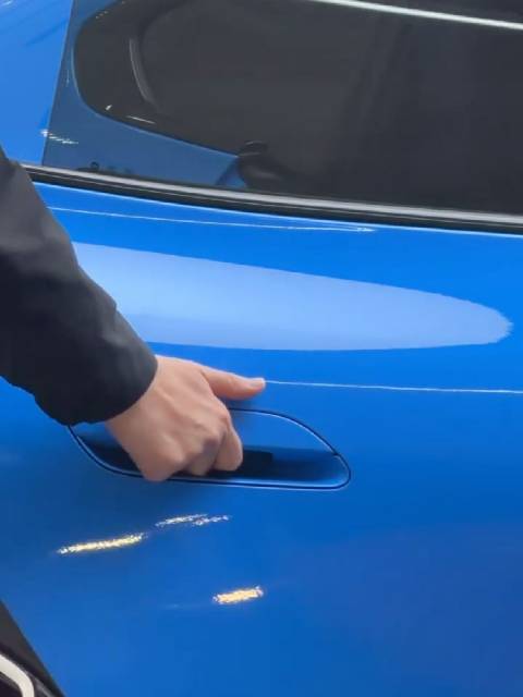 新款的门把手变这样了？轻触可以开门，也可以用力拉动触发机械解锁