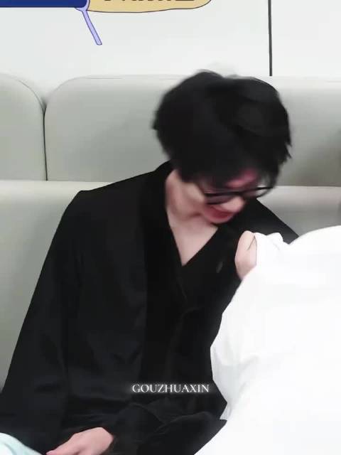 田栩宁情人节发文展现慵懒男友味