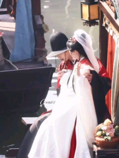 程潇不慎绊倒何与及时搀扶