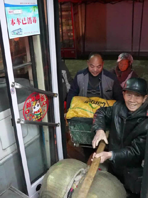 开往民心的252惠农公交车