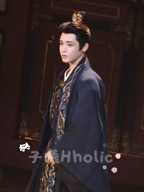 侯明昊新剧萧无衣朝服回眸画面曝光