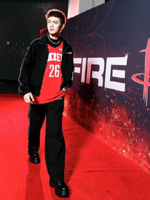 任嘉伦亮相2026NBA全明星赛，圆梦与球星互动获亲签球衣