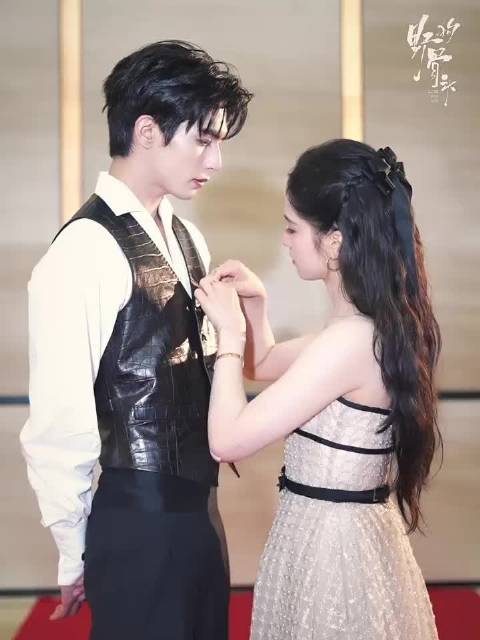 宋威龙、张婧仪《野狗骨头》情人节物料有！完全是王子公主来的