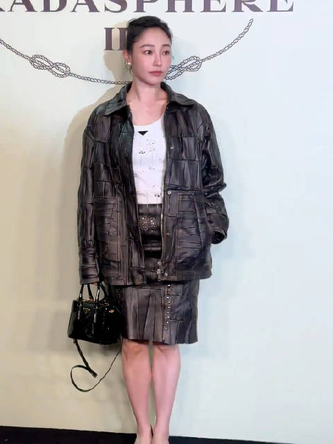 白百何被拍让孩子随地小便，面容疲惫引关注