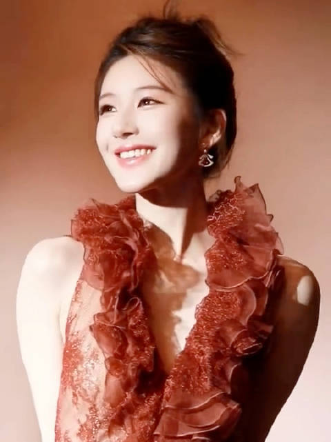 赵露思新年写真花絮曝光，跳手势舞引期待