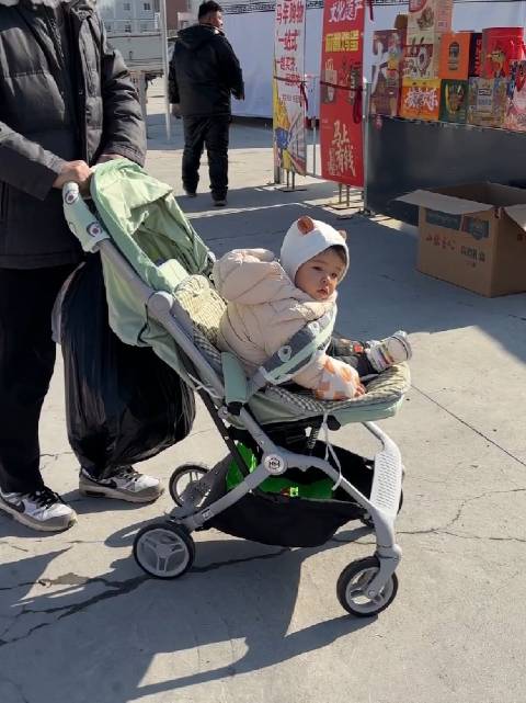 今天坐公交去家附近的一个集市了～ 葫：（周迅脸）好多人啊～！