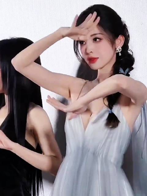 娜扎纱裙肩带断裂临危不乱，与赵嘉敏共舞全程优雅