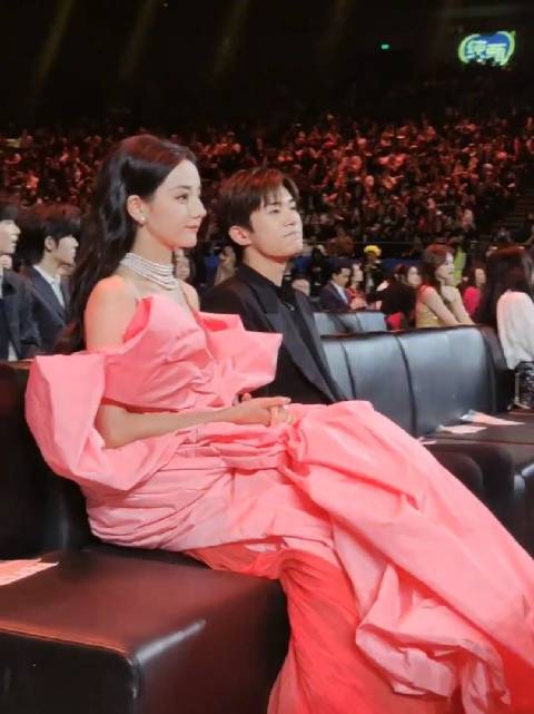 迪丽热巴易烊千玺微博之夜同框引热议